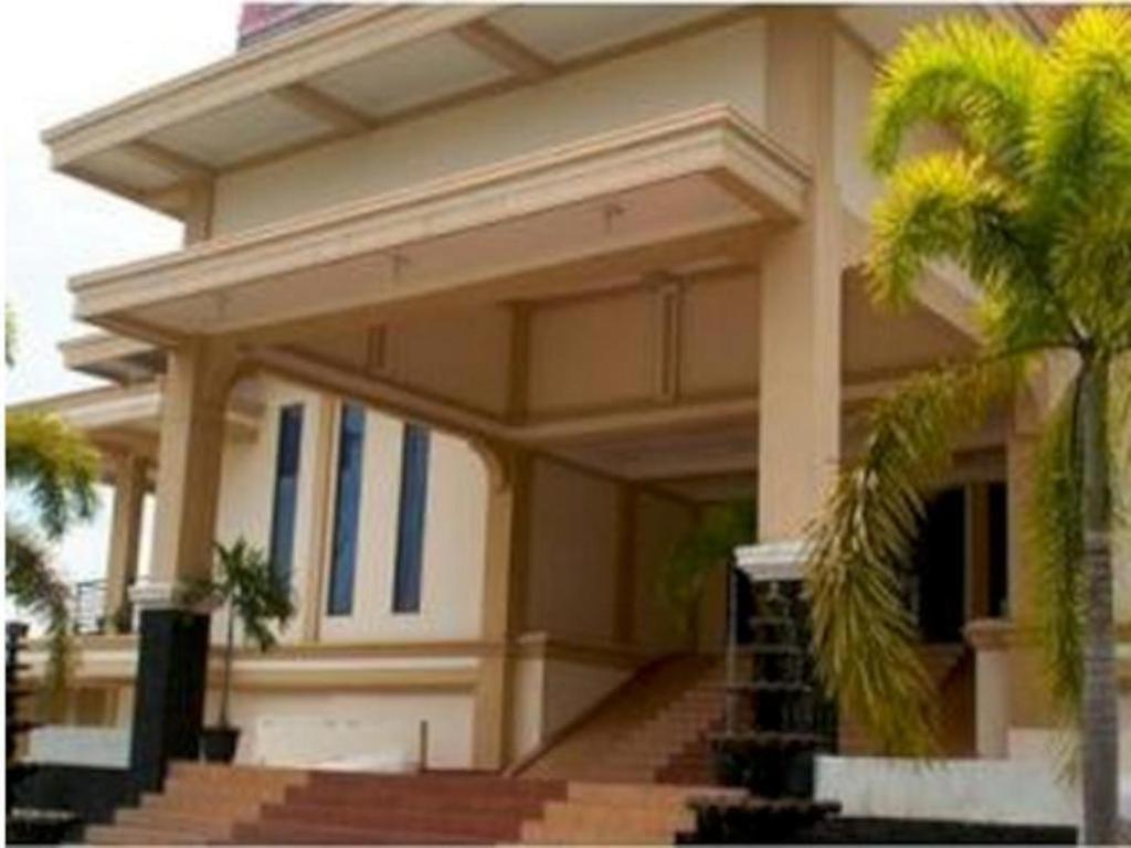 King Hotel Wates  Exterior photo